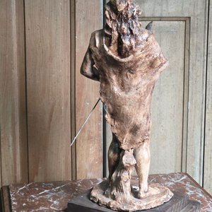 Escultura de indio con lanza, cerámica, Carlos Acosta - imagen 4