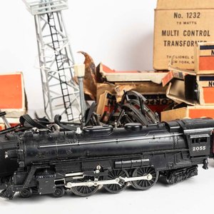 Juego de tren Lionel compuesto por: Locomotora, 5 vagones, tramos de vías, transformador, accesorios y catálogos. - imagen 2