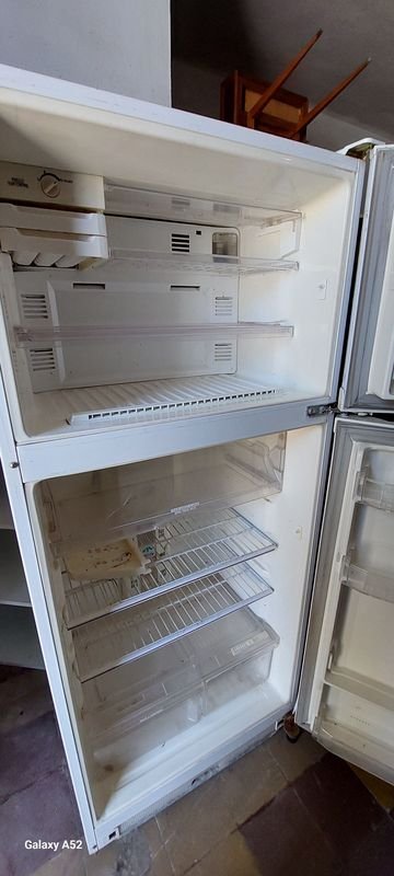 Refrigerador blanco con congelador - imagen 5