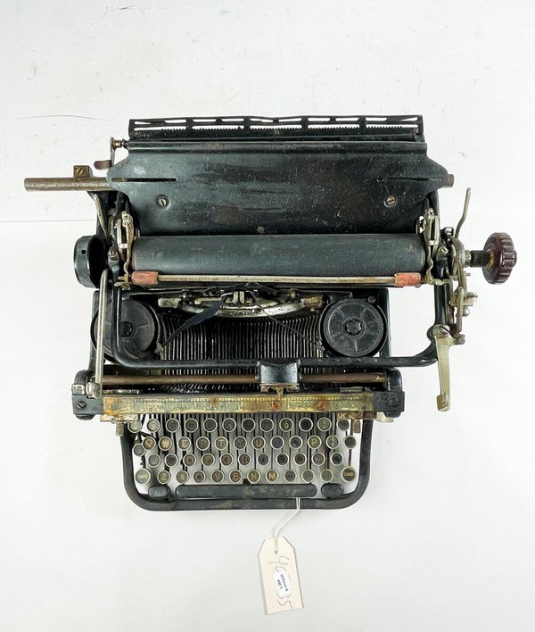 Maquina de escribir negra con faltante - imagen 2