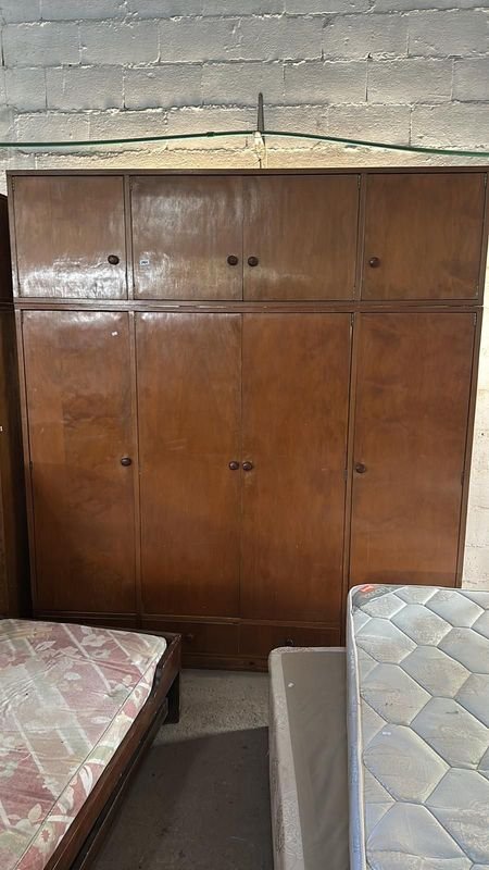 Ropero de madera con cuatro puertas y alzada - imagen 2