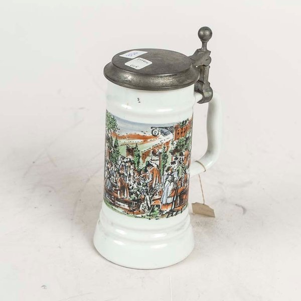 Jarra de Cerveza de Porcelana con Tapa de Metal y Escena Pintada