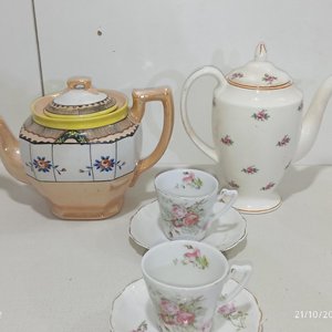 Lote de Porcelana Variada: Teteras, Azucarero, Jarrita, Fuente y Tazas con Platos - imagen 5
