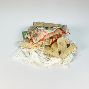 Lote anterior: Lote de 18 Carpetas de Hilo Blancas y Pañuelos con Dibujos Vintage