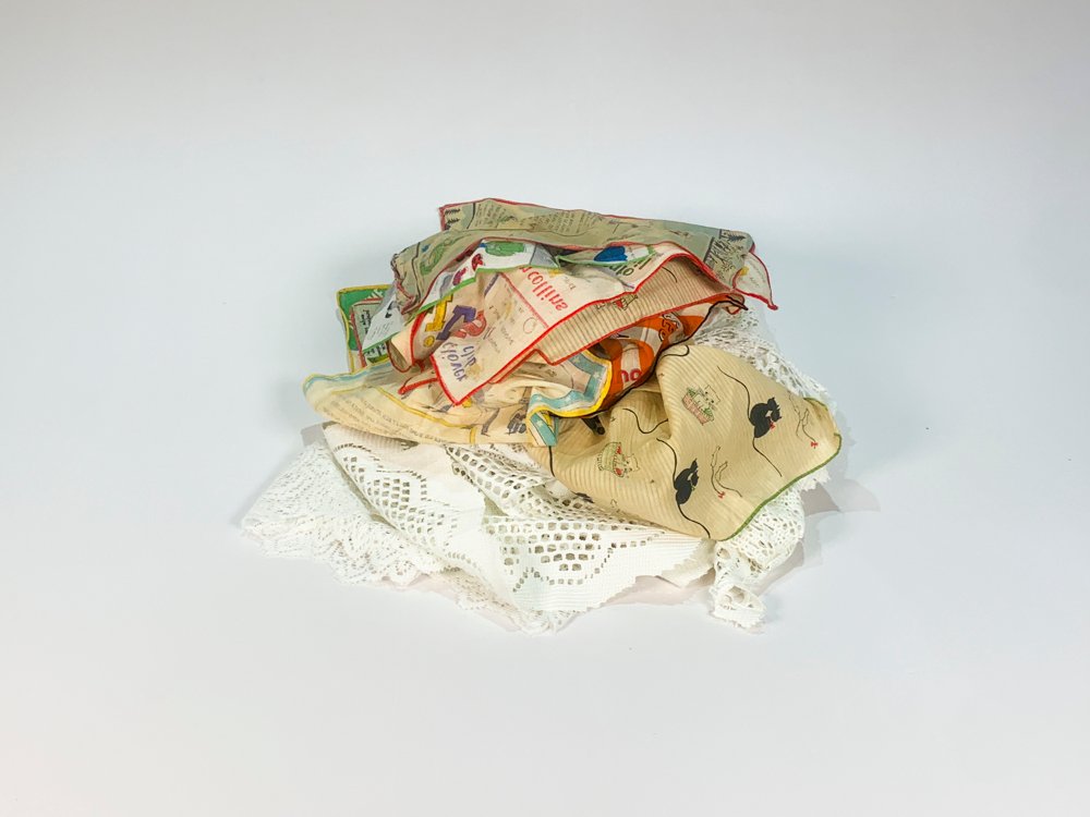Lote de 18 Carpetas de Hilo Blancas y Pañuelos con Dibujos Vintage