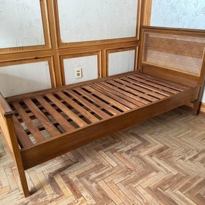 Cama de Madera con Respaldo y Cabecera de Esterilla - imagen 3