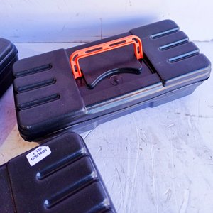 10 Cajas de Herramientas de Plástico Negro con Asa Naranja - imagen 2