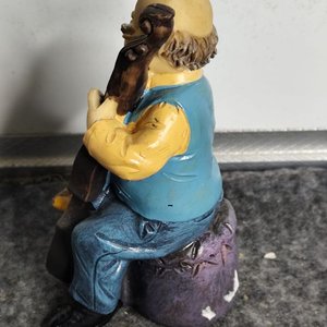 Figura de Hombre Tocando Violonchelo en Resina - imagen 3