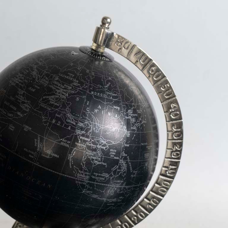 Lote anterior: Globo terraqueo de metal con esfera negra y base de astas