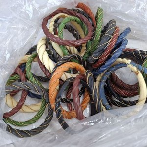 Lote de Componentes para Bijouterie Artesanal: Brazaletes, Dijes y Piezas Varias - imagen 3