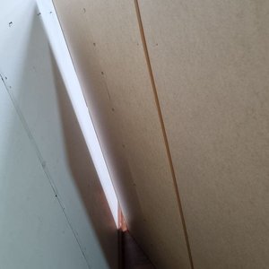 L 966 - Robusto ropero en madera combinada de tres puertas con estantes, barral y dos cajones inferiores, ideal para dormitorio o - imagen 4