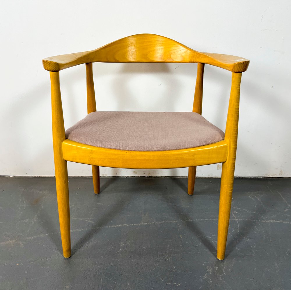 Sillón Danés de Madera con Respaldo Curvo y Asiento Tapizado Gris