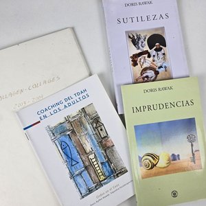 Par de Objetos Intervenidos por Doris Ryffel-Rawak: Candelabro y Reloj de Mesa con Folletos - imagen 7
