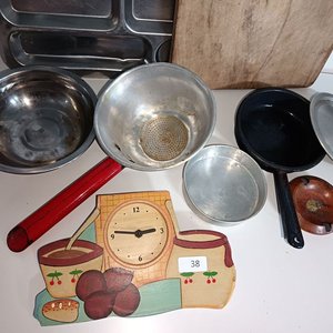Lote de Utensilios de Cocina: Bandeja Metálica, Tabla de Madera y Más - imagen 2