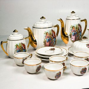 Juego de Porcelana Blanca con Monograma y Guardas Doradas: Tetera, Lechera, Azucarero y Tazas - imagen 3