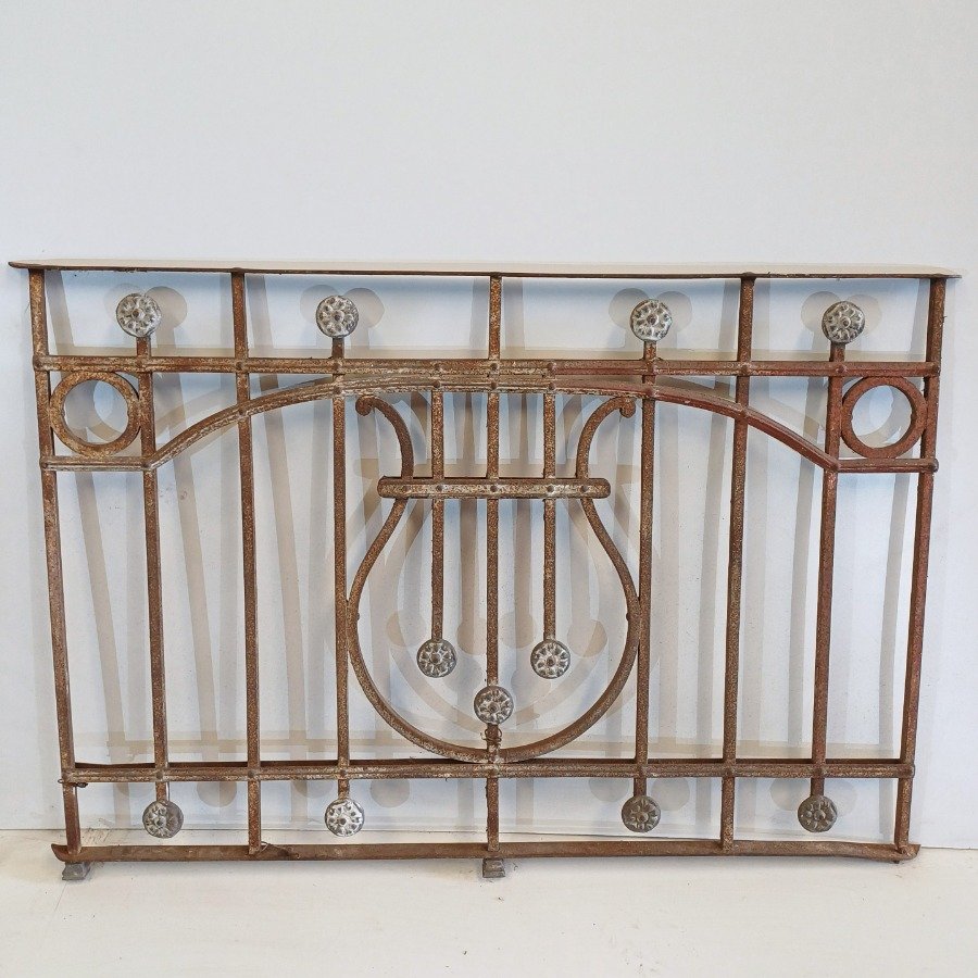 Reja antigua de metal con diseño curvo - imagen 3