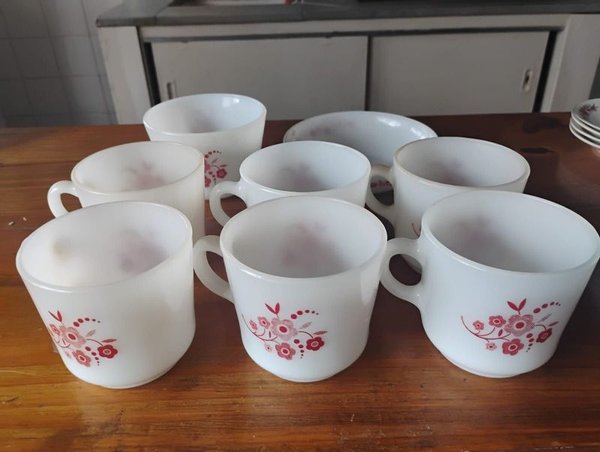 Tazas de porcelana con flores rojas