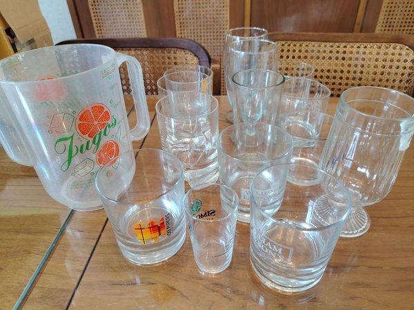 Jarra de Jugos y Conjunto de Vasos y Copas de Vidrio - imagen 1