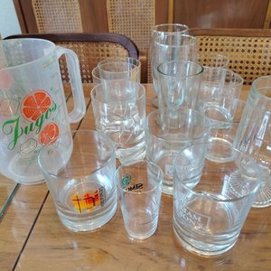 Lote siguiente: Jarra de Jugos y Conjunto de Vasos y Copas de Vidrio