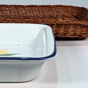 Fuente Rectangular de Losa Blanca con Flores y Soporte de Ratán - imagen 3