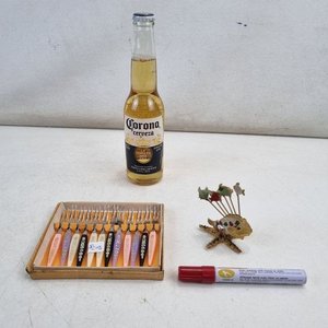 Lote siguiente: Juego Vintage de 12 Tenedores para Postre con Mangos Grabados y Soporte de Brochetas Decorativo