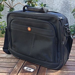 Lote anterior: Portafolio  ejecutivo color negro, con manijas, cierre perimetral y correa - Con detalles de uso