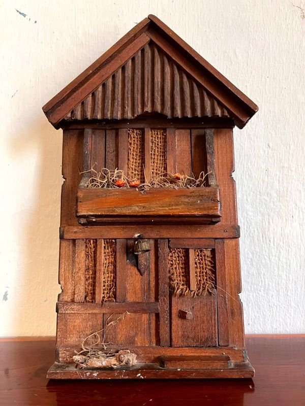 Adorno de Pared Casita Rústica en Madera con Detalles en Arpilleras - imagen 1