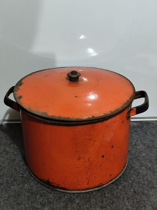 Olla Esmaltada Naranja Grande con Tapa - Capacidad Aprox. 15-20 Litros