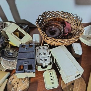 Lote de Varios Artículos: Reloj de Pared, Cerraduras y Componentes Eléctricos - imagen 4