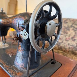 Máquina de Coser Singer Antigua con Mueble de Madera y Hierro Forjado - imagen 5