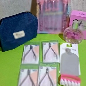 Set de Maquillaje y Perfume para Mujer: Pinceles, Neceser y Alicates - imagen 1