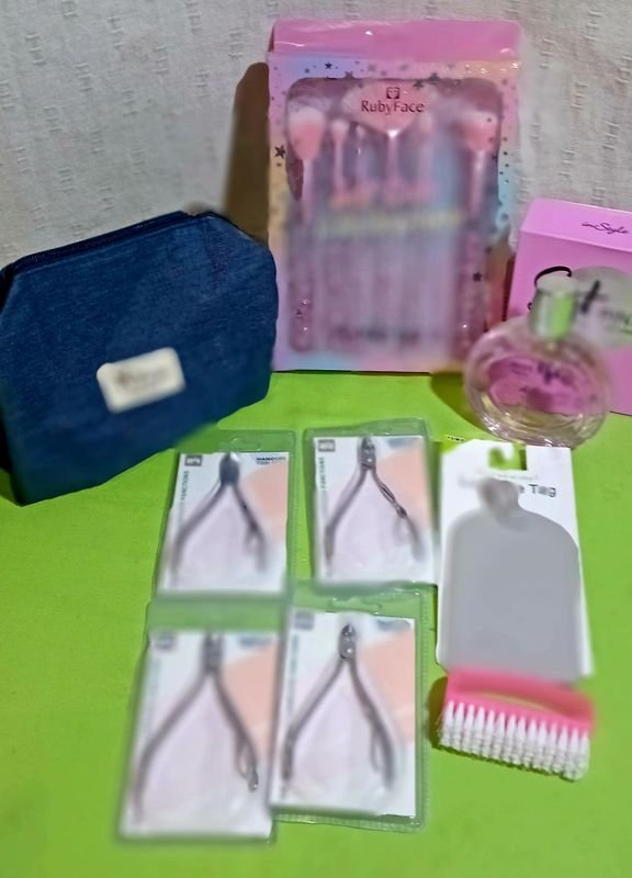 Set de Maquillaje y Perfume para Mujer: Pinceles, Neceser y Alicates