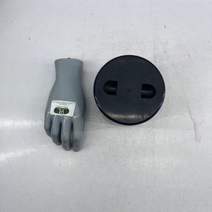 Hielera de Plástico Negra con Publicidad de Whisky Blenders y Mano Decorativa - imagen 3