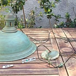 Lote anterior: Antigua Lámpara de Techo de metal con pantalla amplia color verde patinado, portalámpara, cadena y cableado - Medidas: Alto 34 cm x Diámetro 42 cm