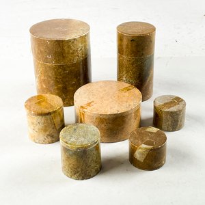 Lote anterior: Set de 7 Potes Decorativos Circulares de Piedra con Tapa