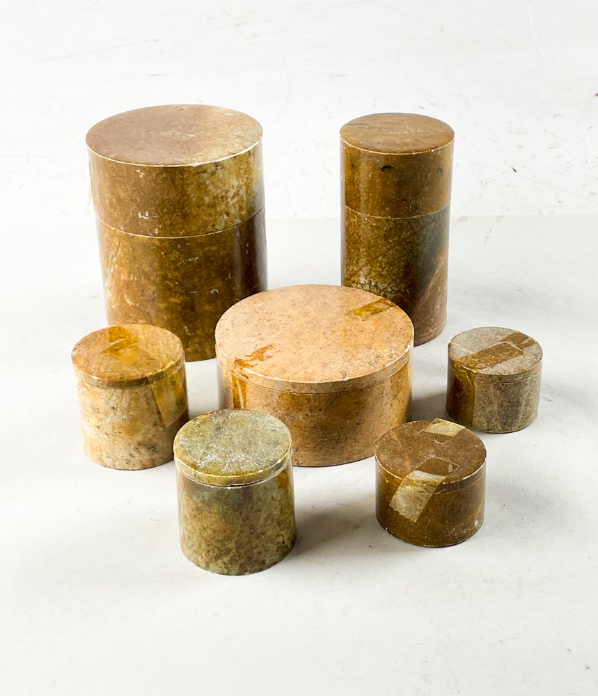 Set de 7 Potes Decorativos Circulares de Piedra con Tapa