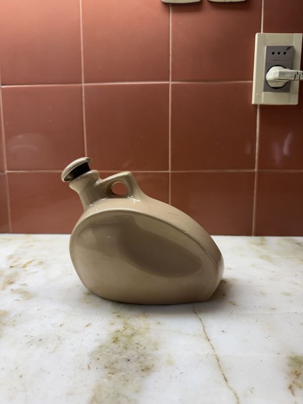 Decantador Cerámico Beige Diseño Clásico con Asa y Tapón - imagen 1