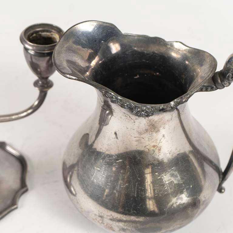 Platina americana: jarra y candelabro de plata con detalles - imagen 2