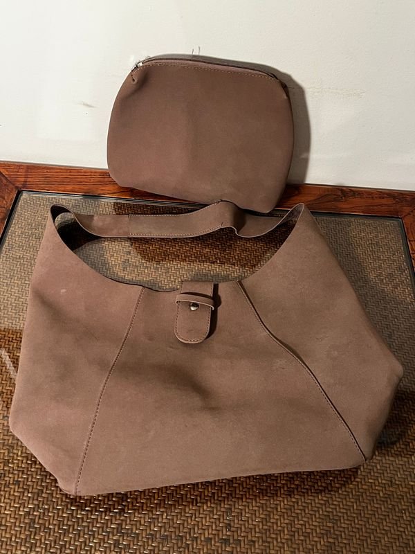 Conjunto Cartera Marrón y Necesaire con Cierre Magnético