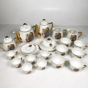 Lote anterior: Juego de Porcelana Blanca con Monograma y Guardas Doradas: Tetera, Lechera, Azucarero y Tazas