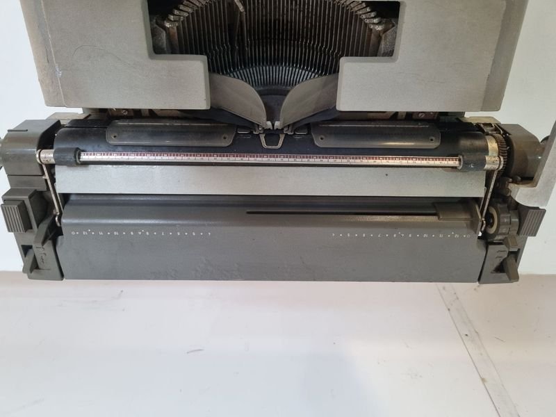 Máquina de escribir Olivetti Linea 98 - imagen 9