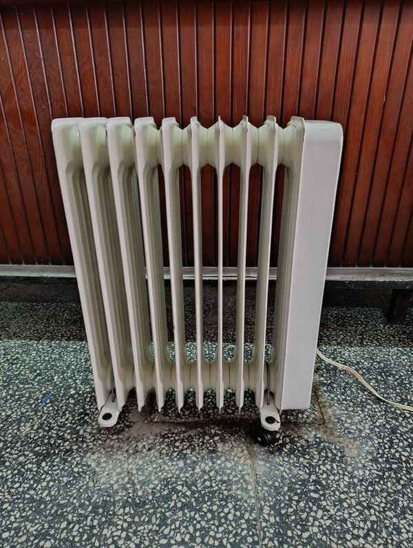 Radiador de Aceite Eléctrico CARIB, Blanco, Funcionando
