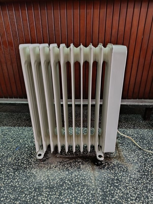 Radiador de Aceite Eléctrico CARIB, Blanco, Funcionando