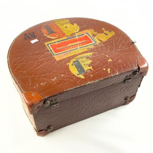 Sombrerera Antigua Marrón Fibra con Etiquetas de Viaje - imagen 3