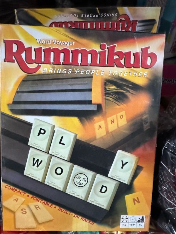 Juego de mesa Rummikub, versión "Brings People Together"