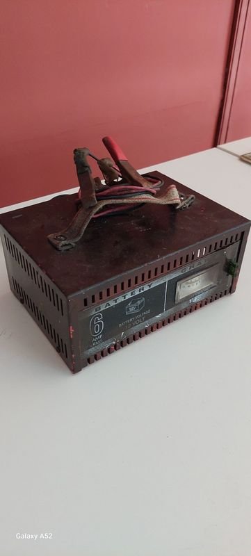 Cargador de batería vintage con características únicas - imagen 3