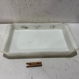 Lote siguiente: Fuente Grande de Opalina Blanca con Diseño Floral