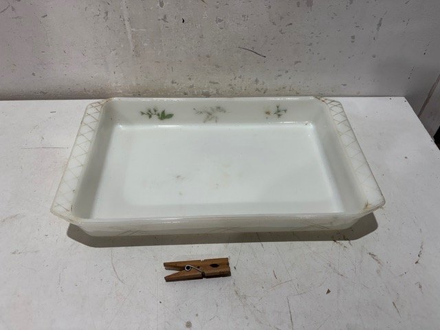 Fuente Grande de Opalina Blanca con Diseño Floral