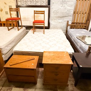 Juego de Mesa de Luz y Sillas de Madera para Dormitorio - imagen 1