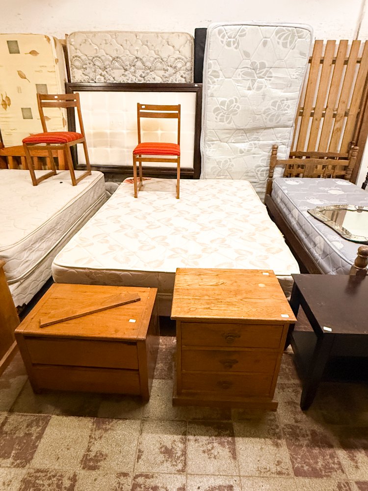 Juego de Mesa de Luz y Sillas de Madera para Dormitorio
